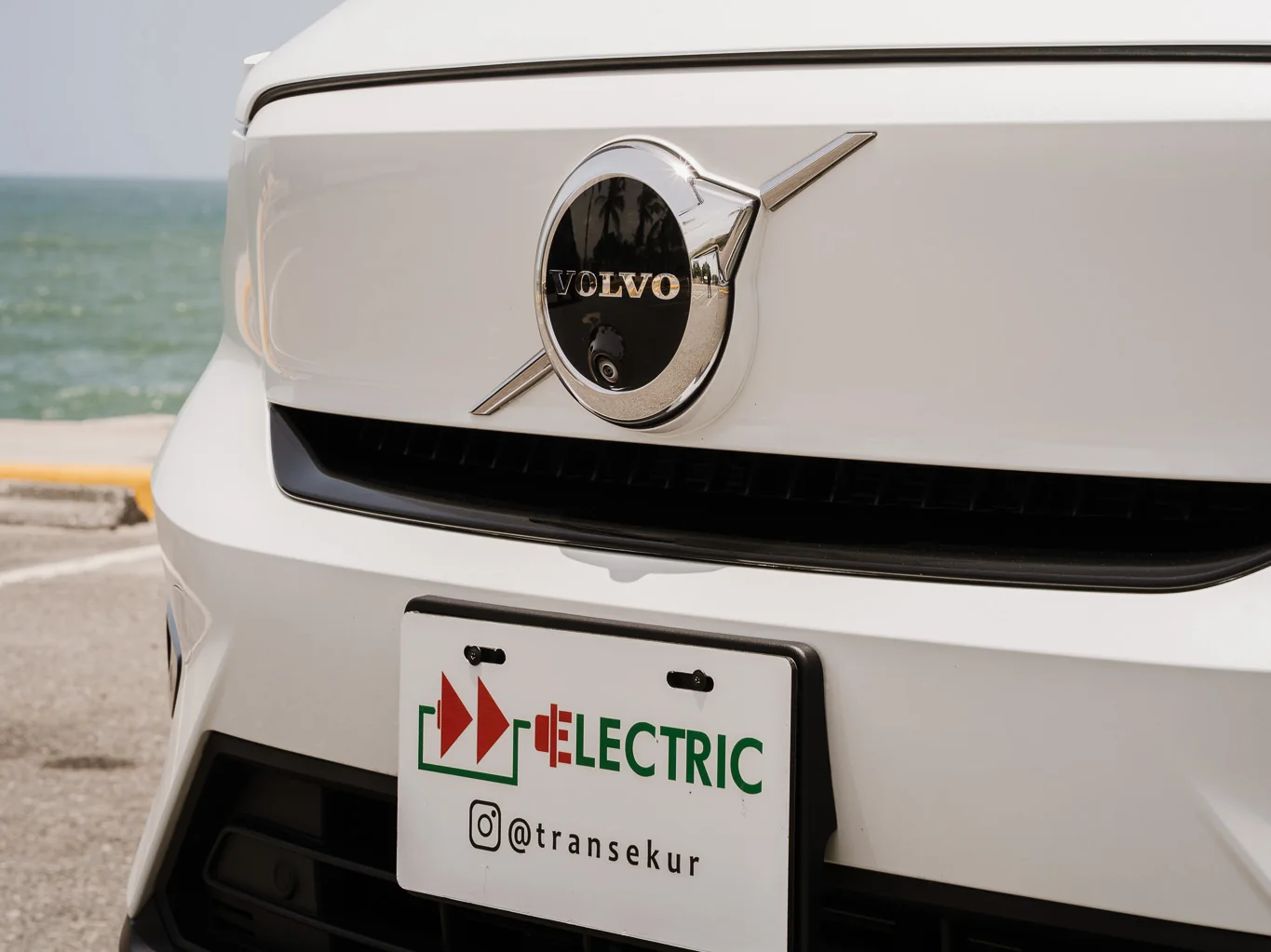The front of a Transekur Volvo XC40 Recharge with its ELECTRIC plate
